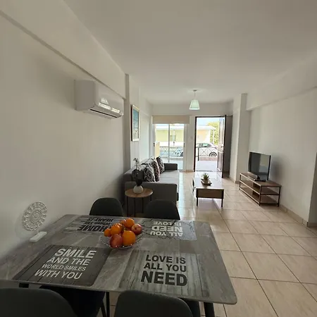 Welcome To 50m From The Beachfront דירה *