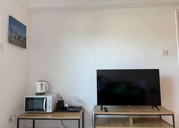 Welcome To 50m From The Beachfront לרנקה